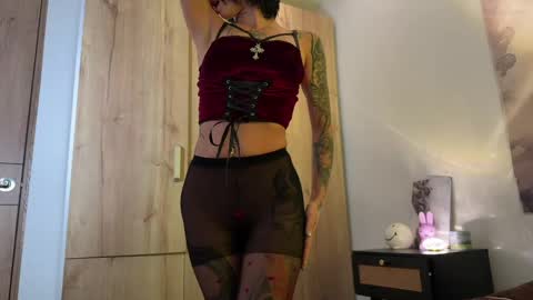 Snapshot of larissa_baker chatting on June 2026 09:43:01 AM isa 3 online show from June 2026 09:43:01 AM