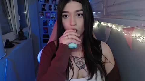 Snapshot of latina_mia chatting on March 2025 01:06:02 PM miiiiiiaaaa online show from March 2025 01:06:02 PM