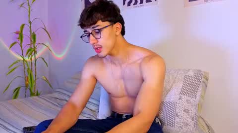 Snapshot of latinguyxl chatting on September 2025 03:54:01 AM Logan online show from September 2025 03:54:01 AM
