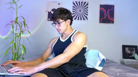 Snapshot of latinguyxl chatting on October 2025 12:33:02 AM Logan online show from October 2025 12:33:02 AM