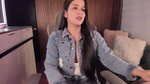 Snapshot of laura__cruz chatting on June 2026 05:10:01 AM laura cruz online show from June 2026 05:10:01 AM