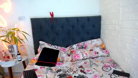 LAURA online show from April 2026 04:18:01 PM