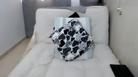 Laura online show from November 2025 09:25:02 PM