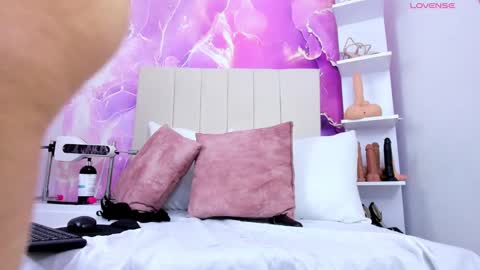 Laura Smith online show from January 2025 08:43:02 PM