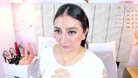 Laura Smith online show from November 2025 07:05:02 PM