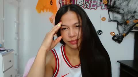 lauracb          online show from October 2025 07:14:01 PM