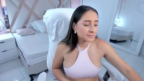 Snapshot of lauraklark chatting on October 2025 01:45:01 PM laura online show from October 2025 01:45:01 PM