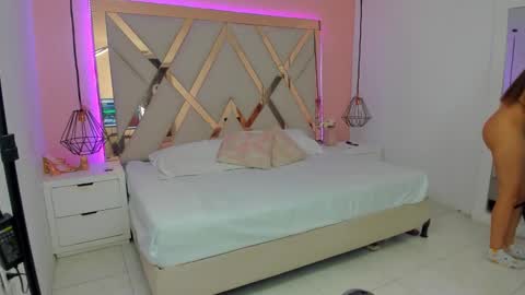 laura  online show from February 2026 08:46:02 PM