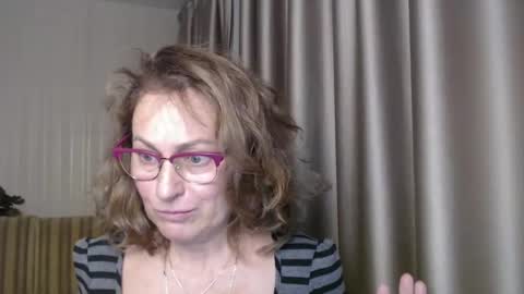 Lauraoven1 online show from December 2024 06:42:02 PM