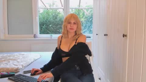 laurendreams online show from December 2025 09:29:01 AM