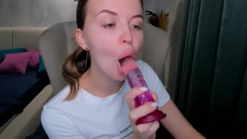 laurennhill online show from November 2025 12:24:01 AM