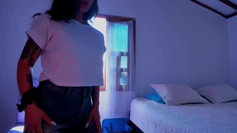 Snapshot of laurent_a chatting on February 2025 03:05:01 PM Lucie online show from February 2025 03:05:01 PM