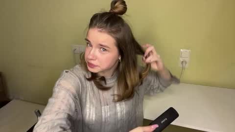 Snapshot of laurineleconey chatting on February 2026 05:18:02 AM Bella online show from February 2026 05:18:02 AM