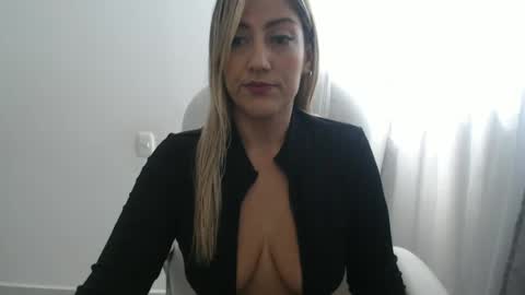 Laurita online show from June 2026 01:03:01 PM