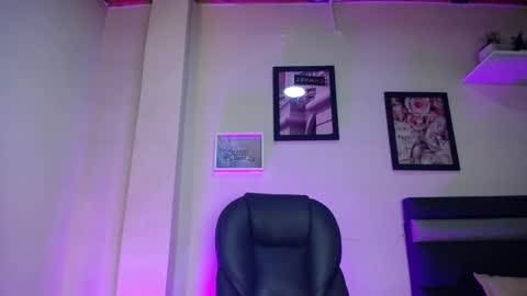 Snapshot of lauwild_ chatting on January 2026 11:23:02 AM LauWild online show from January 2026 11:23:02 AM