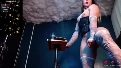 Layla   help me with your thumbs up its important  online show from October 2025 08:48:01 AM