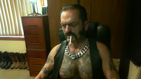 Snapshot of leathergreaser chatting on January 2025 01:10:01 AM leathergreaser online show from January 2025 01:10:01 AM