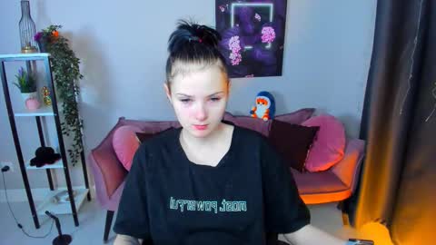 Snapshot of leila_xxbaby chatting on November 2025 11:43:02 AM Leila online show from November 2025 11:43:02 AM