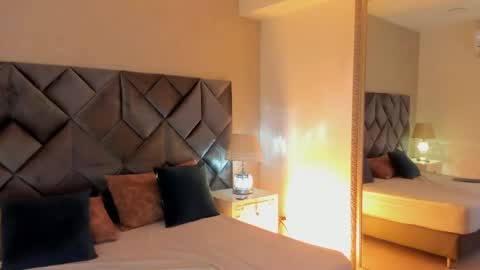 Leizathompson online show from April 2026 05:17:01 PM