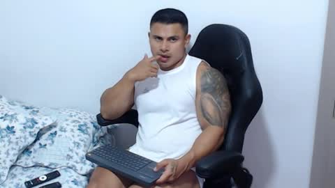 Snapshot of leo_muscleboy chatting on April 2026 10:44:02 PM Leo online show from April 2026 10:44:02 PM