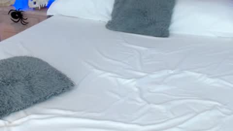 LUCY online show from October 2025 09:27:01 PM