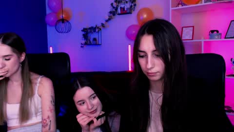 leslie_bird online show from April 2026 01:41:01 PM