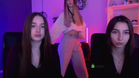 leslie_bird online show from April 2026 08:25:01 AM