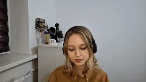 Snapshot of lezlielowe chatting on November 2025 10:59:01 AM Mia online show from November 2025 10:59:01 AM