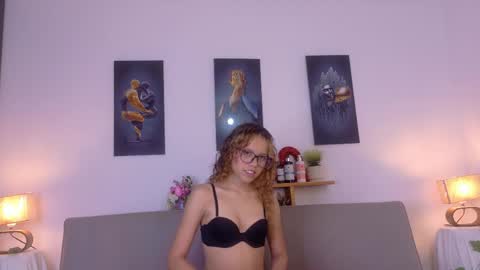 Snapshot of lia_valmont_18 chatting on May 2026 07:22:02 PM Juliana online show from May 2026 07:22:02 PM