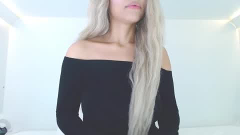 Lia Divina online show from November 2025 05:40:02 AM