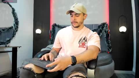 Liam online show from December 2025 09:45:01 PM