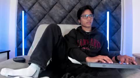 Liam twink big dick online show from May 2026 11:17:01 AM