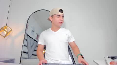 lianfox_ online show from December 2025 12:56:01 PM