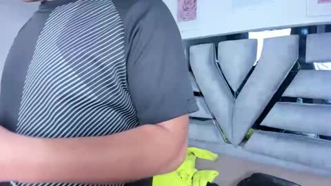 lianfox_ online show from April 2026 12:21:01 PM