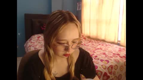 Lia Roberts online show from December 2025 12:10:01 PM