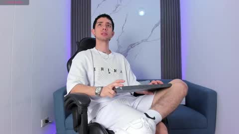 L I I A M online show from September 2025 02:28:01 PM