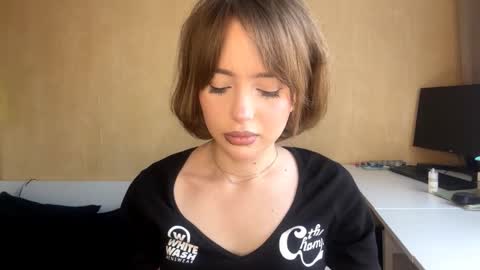 Snapshot of lil_glow chatting on January 2026 11:04:01 AM Lily online show from January 2026 11:04:01 AM