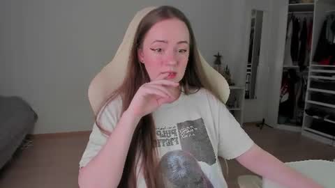 Snapshot of lil_happiness chatting on July 2026 05:18:01 PM for free registration 3 online show from July 2026 05:18:01 PM
