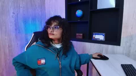 lili_clan online show from October 2025 02:34:01 PM