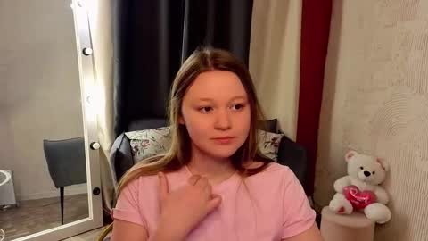 Snapshot of lilian_stars chatting on February 2026 04:27:01 AM Lilian online show from February 2026 04:27:01 AM