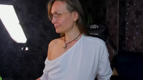 lillian_white1 online show from June 2026 01:03:01 AM