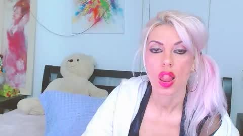 Lara online show from December 2025 07:09:01 PM