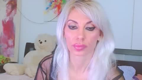 Lara online show from April 2026 07:11:02 PM