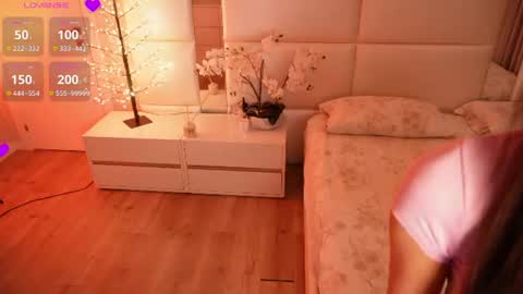 Lilly Colins online show from July 2026 08:00:02 PM