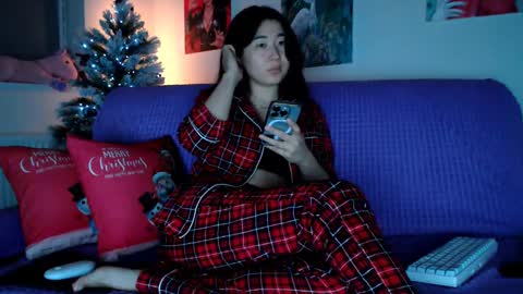 Snapshot of lily_litle chatting on December 2024 07:10:01 PM Lily Litle online show from December 2024 07:10:01 PM