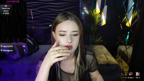 Snapshot of lily_moonlight chatting on January 2025 05:05:01 PM Lily online show from January 2025 05:05:01 PM