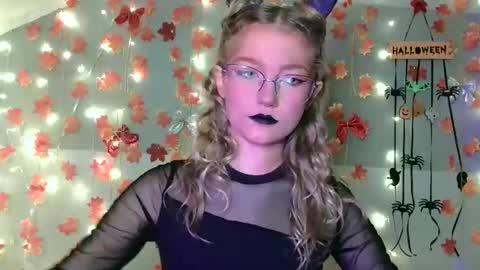 small lily online show from October 2025 06:09:01 PM