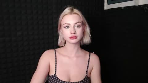 linacute52 online show from November 2025 06:18:02 PM