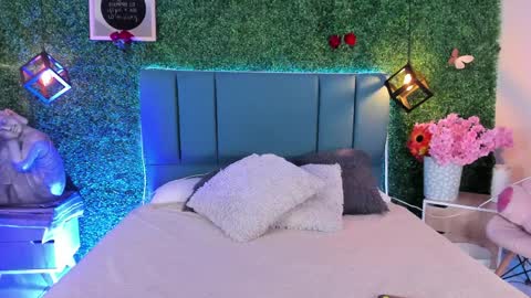 Lina  online show from April 2026 12:27:01 PM