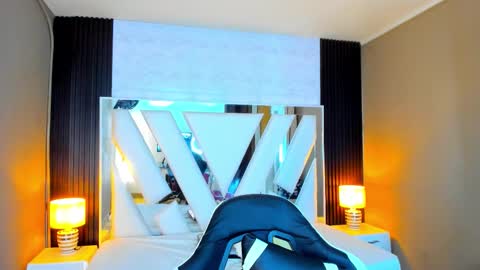  Linda  online show from November 2025 06:20:02 PM